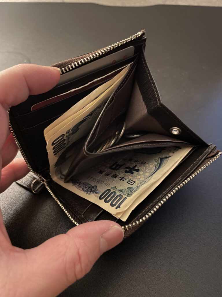 「ミニウォレットを開いた状態。中央に小銭入れ、両側にカードとお札の収納」